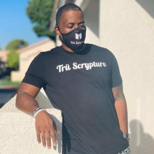 The model is wearing a Trü Scrypture Mask in black.