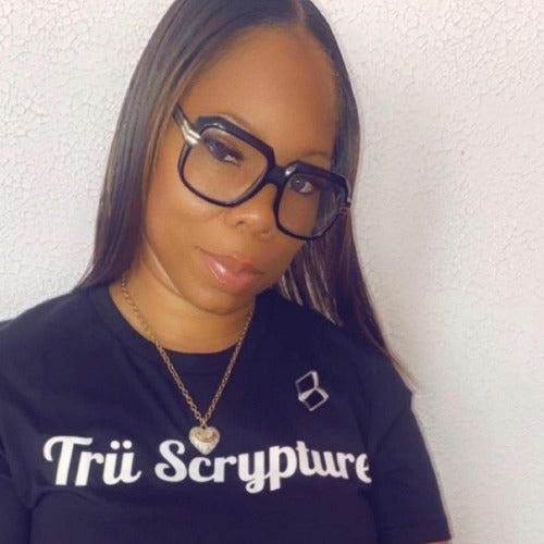 The model is wearing a black Trü Scrypture Signature Tee in a M.